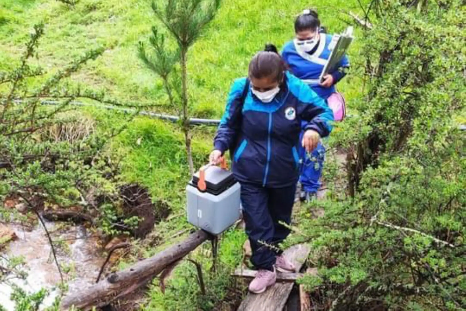 No hay obstáculo para las brigadas de vacunación cuando se trata de proteger a la población de las zonas más alejadas del país contra la COVID-19. Foto: MINSA