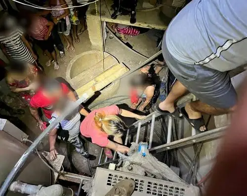 Hallan migrantes en pozo de agua y cuarto de máquinas de hotel en México.