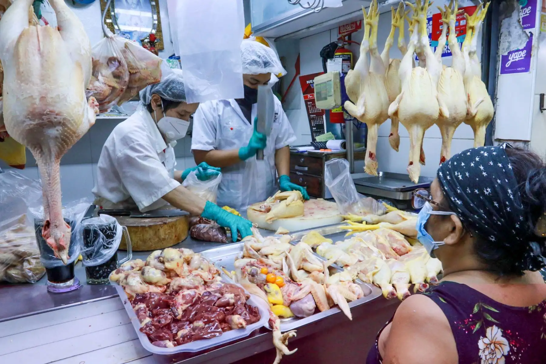Personas adquieren productos de primera necesidad en el Mercado Central de Lima. Foto: ANDINA/ Héctor Vinces