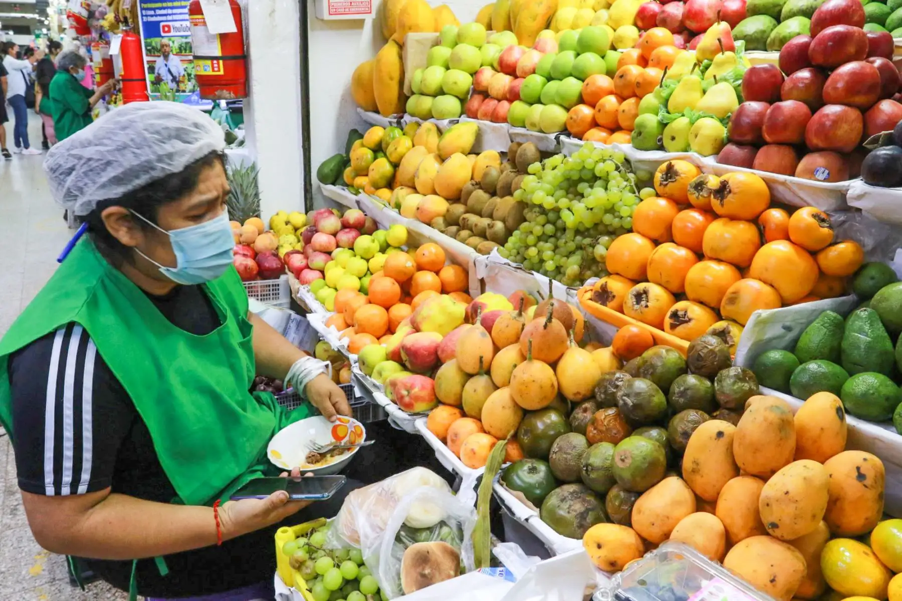 Personas adquieren productos de primera necesidad en el Mercado Central de Lima. Foto: ANDINA/ Héctor Vinces