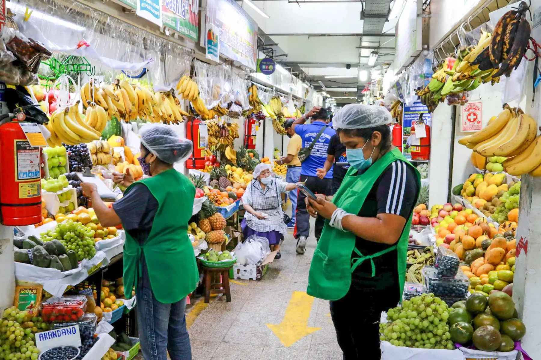 Personas adquieren productos de primera necesidad en el Mercado Central de Lima. Foto: ANDINA/ Héctor Vinces