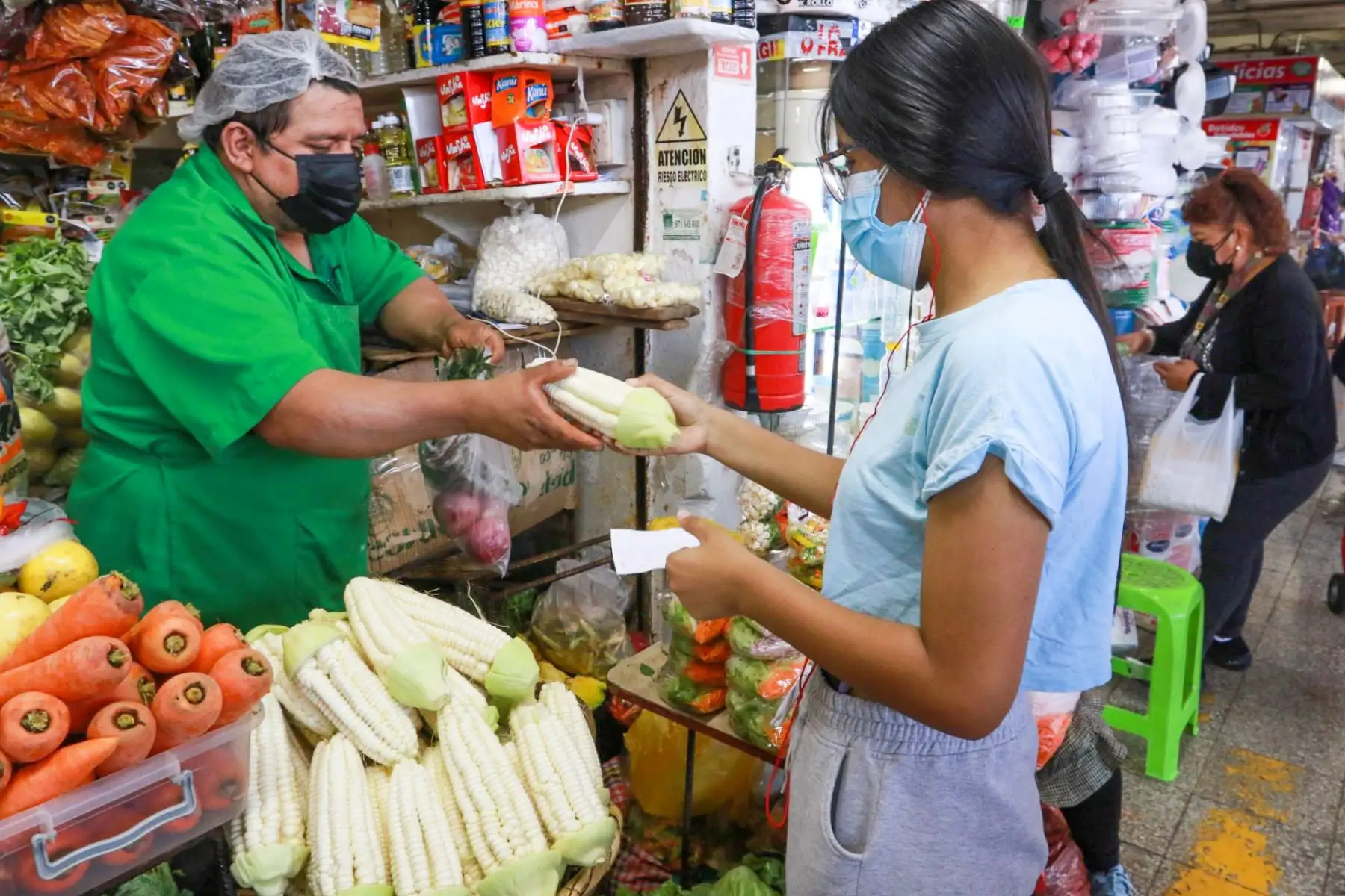 Personas adquieren productos de primera necesidad en el Mercado Central de Lima. Foto: ANDINA/ Héctor Vinces