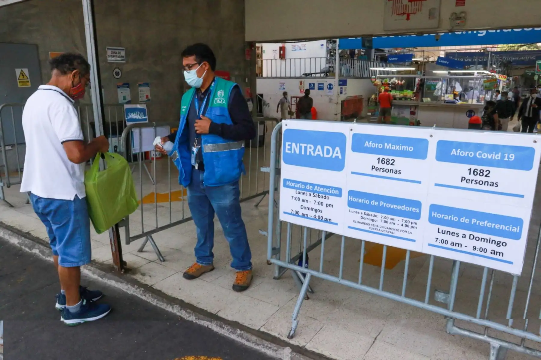 Medidas sanitarias para prevenir el Covid-19 en el Mercado Central de Lima. Foto: ANDINA/ Héctor Vinces
