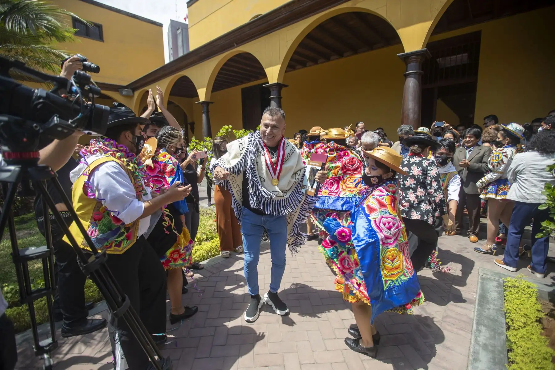Universidad Nacional Mayor de San Marcos rinde homenaje y condecoró a Los Kjarkas de Bolivia  por sus 50 años de trayectoria. Foto: ANDINA/Carla Patiño