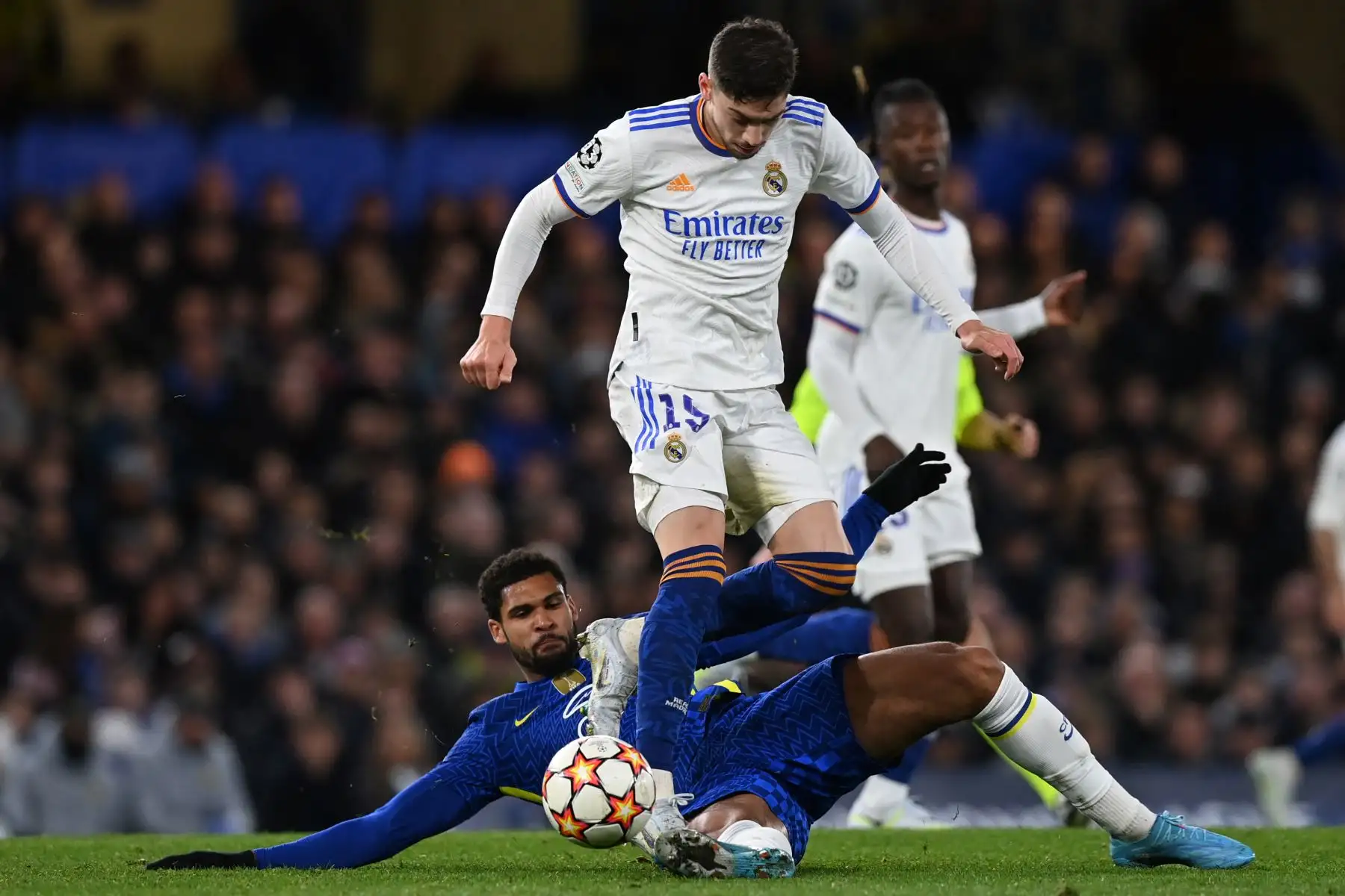 El mediocampista uruguayo del Real Madrid Federico Valverde (C) compite con el mediocampista inglés del Chelsea Ruben Loftus-Cheek (L) durante el partido de ida de los cuartos de final de la Liga de Campeones de la UEFA entre el Chelsea y el Real Madrid en el estadio Stamford Bridge de Londres, el 6 de abril de 2022 .
Foto: ANDINA/ AFP