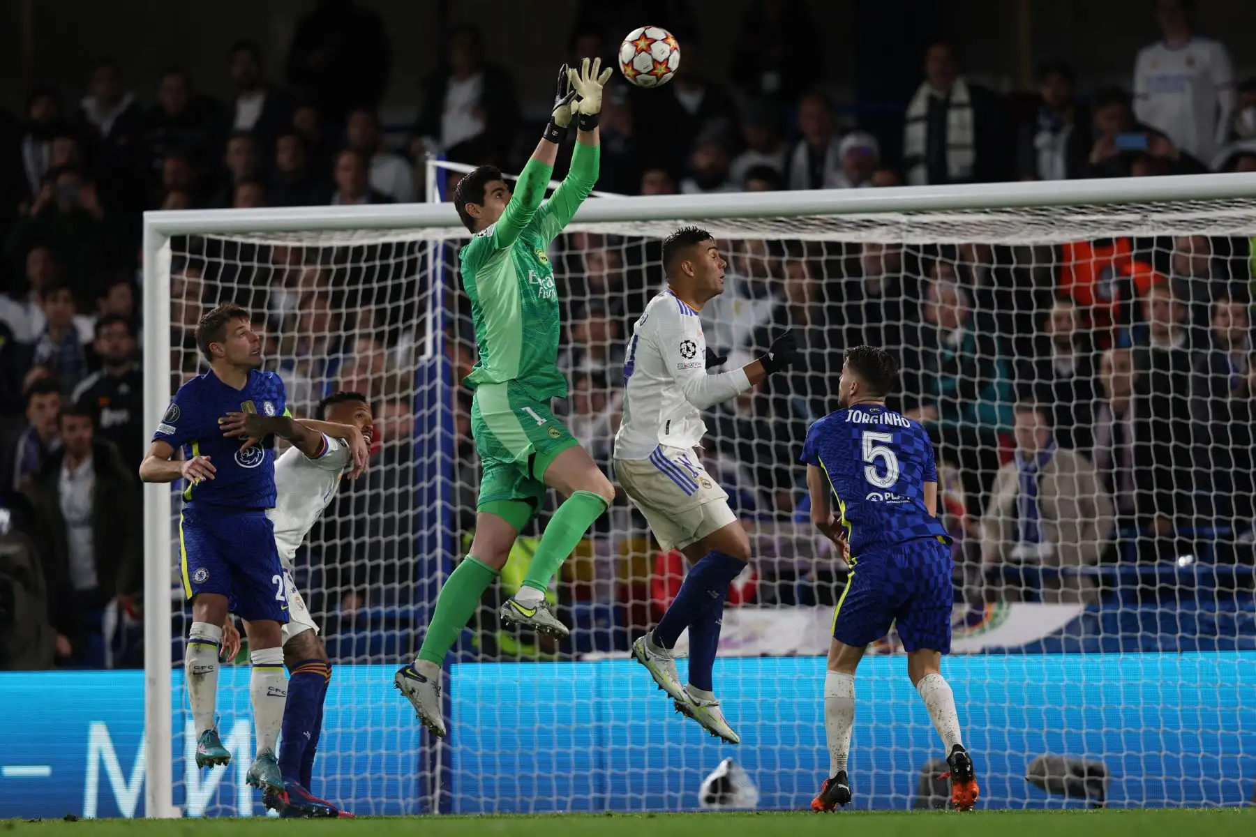 El portero belga del Real Madrid, Thibaut Courtois (centro), detiene el balón durante el partido de ida de los cuartos de final de la Liga de Campeones de la UEFA entre Chelsea y Real Madrid en el estadio Stamford Bridge de Londres, el 6 de abril de 2022.
Foto: ANDINA/ AFP