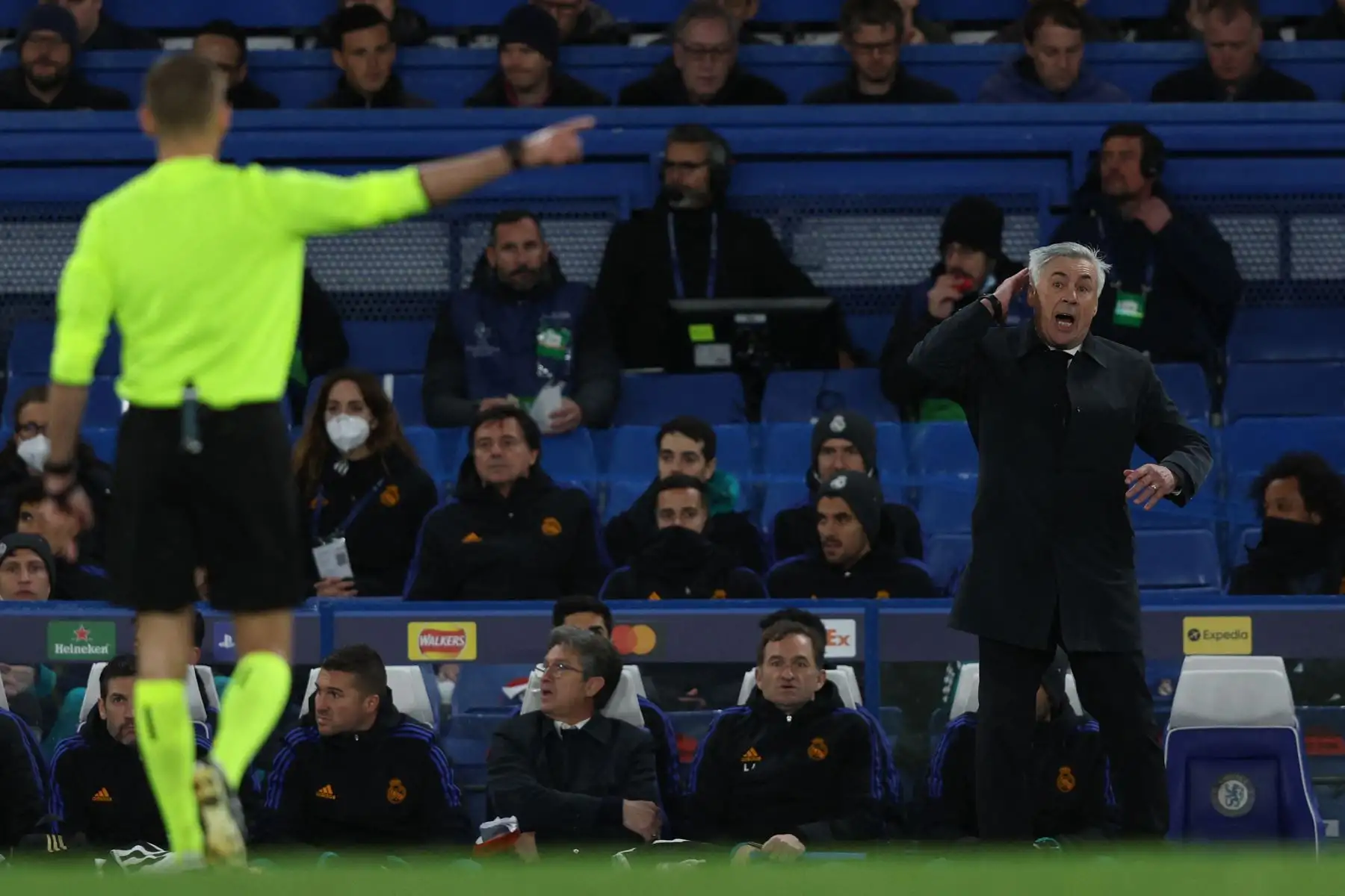 El entrenador italiano del Real Madrid, Carlo Ancelotti, reacciona ante el árbitro francés Clement Turpin durante el partido de ida de los cuartos de final de la Liga de Campeones de la UEFA entre el Chelsea y el Real Madrid en el estadio Stamford Bridge de Londres, el 6 de abril de 2022.
Foto: ANDINA/ AFP