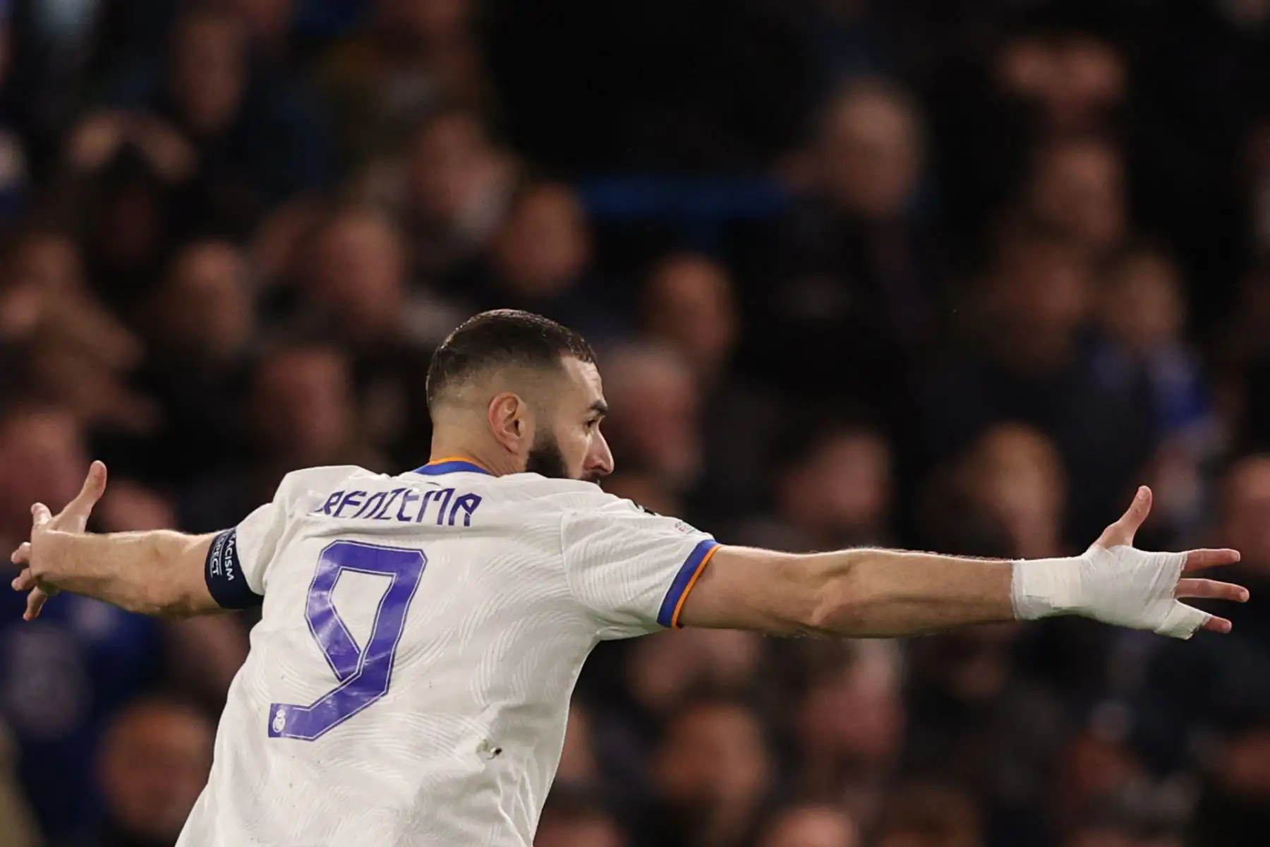 El delantero francés del Real Madrid, Karim Benzema, celebra después de marcar su tercer gol durante el partido de ida de los cuartos de final de la Liga de Campeones de la UEFA entre el Chelsea y el Real Madrid en el estadio Stamford Bridge de Londres, el 6 de abril de 2022.
Foto: ANDINA/ AFP