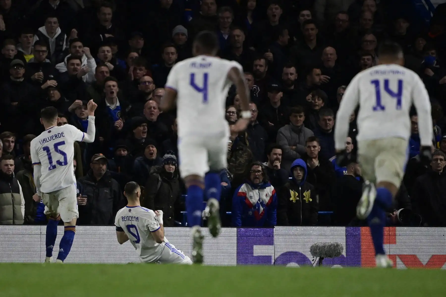 El delantero francés del Real Madrid, Karim Benzema, celebra después de marcar su tercer gol durante el partido de ida de los cuartos de final de la Liga de Campeones de la UEFA entre el Chelsea y el Real Madrid en el estadio Stamford Bridge de Londres, el 6 de abril de 2022.
Foto: ANDINA/ AFP