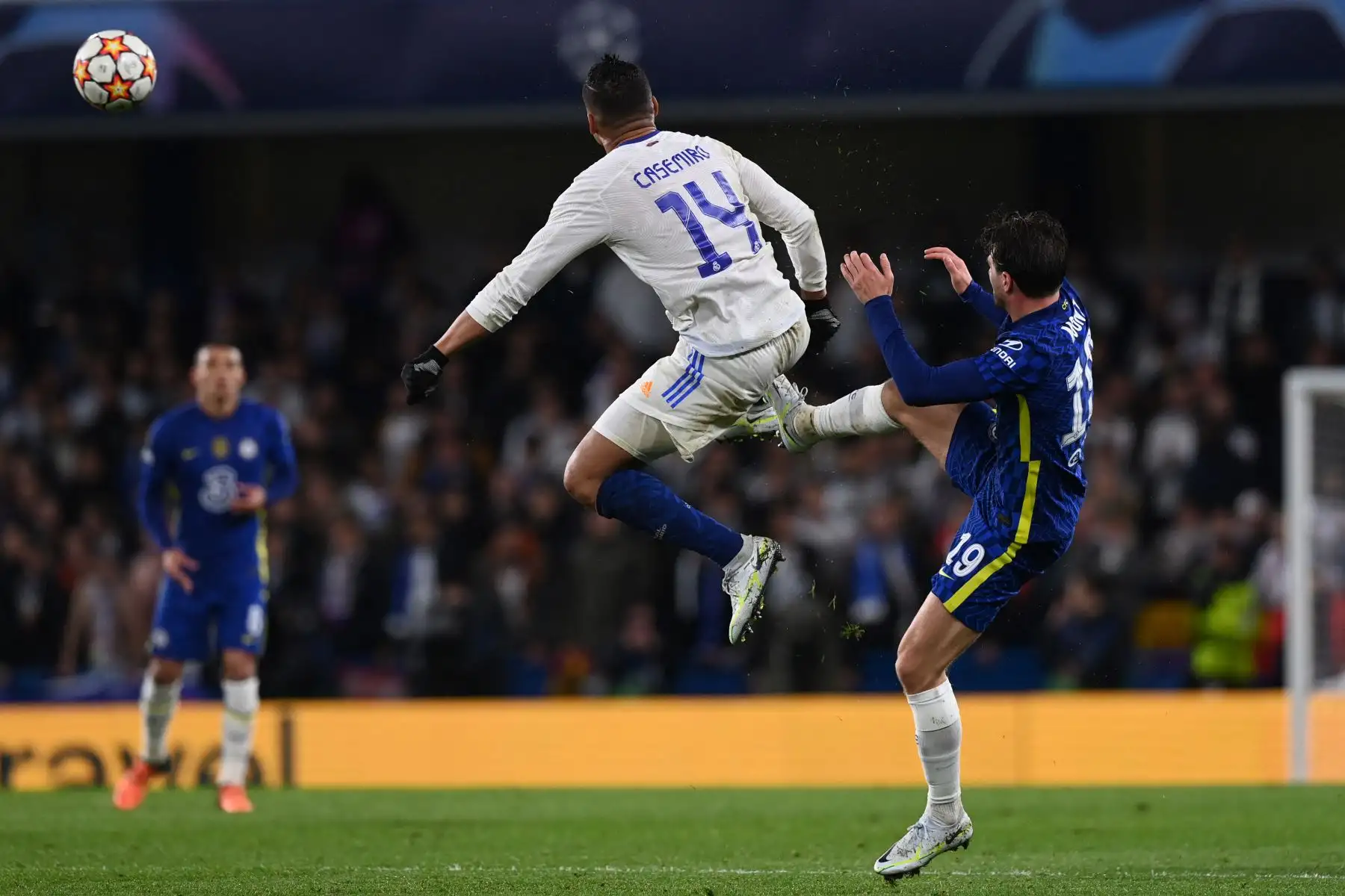 El mediocampista brasileño del Real Madrid Casemiro (C) compite con el mediocampista inglés del Chelsea Mason Mount (D) durante el partido de ida de los cuartos de final de la Liga de Campeones de la UEFA entre Chelsea y Real Madrid en el estadio Stamford Bridge de Londres, el 6 de abril de 2022.
Foto: ANDINA/ AFP