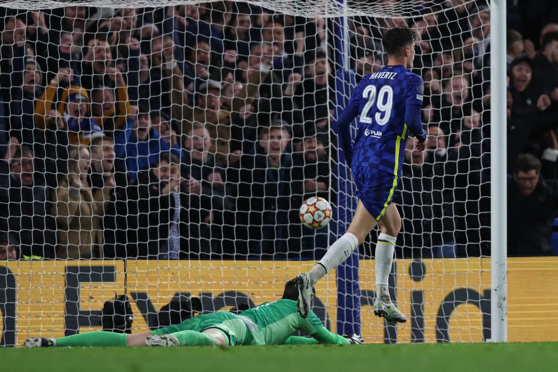 El mediocampista alemán del Chelsea, Kai Havertz (d), celebra después de marcar un gol contra el portero belga del Real Madrid, Thibaut Courtois, durante el partido de ida de cuartos de final de la Liga de Campeones de la UEFA entre Chelsea y Real Madrid en el estadio Stamford Bridge de Londres, el 6 de abril de 2022.
Foto: ANDINA/ AFP