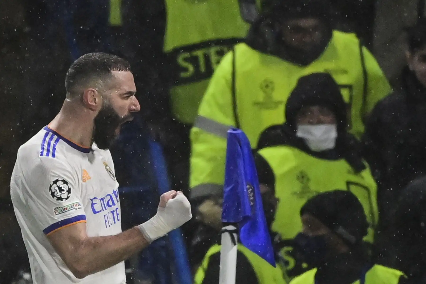El delantero francés del Real Madrid, Karim Benzema, celebra después de marcar su segundo gol durante el partido de ida de los cuartos de final de la Liga de Campeones de la UEFA entre el Chelsea y el Real Madrid en el estadio Stamford Bridge de Londres, el 6 de abril de 2022.
Foto: ANDINA/ AFP