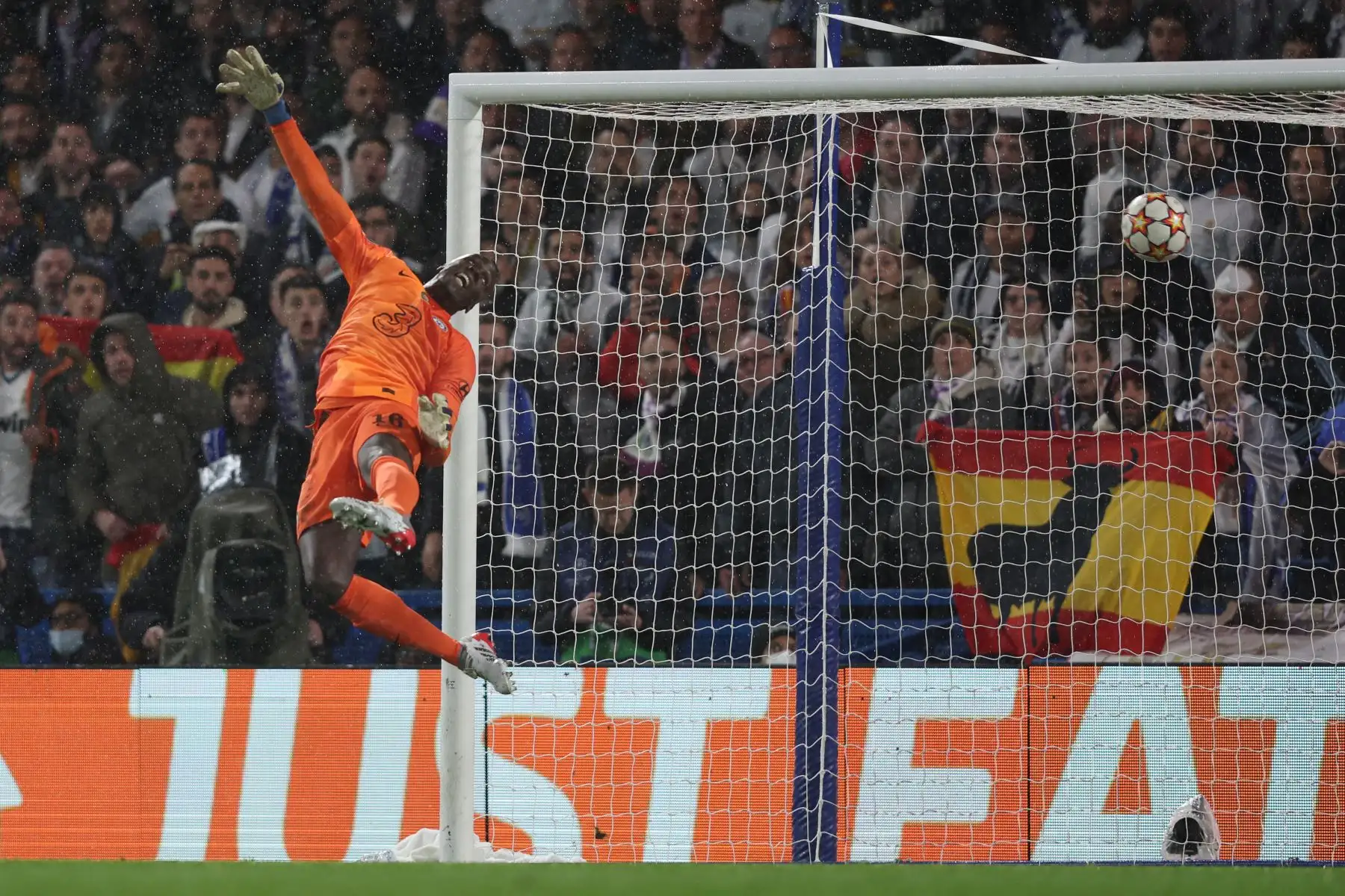 El portero senegalés nacido en Francia del Chelsea, Edouard Mendy, no logra detener el primer gol del delantero francés del Real Madrid, Karim Benzema, durante el partido de ida de los cuartos de final de la Liga de Campeones de la UEFA entre el Chelsea y el Real Madrid en el estadio Stamford Bridge de Londres, el 6 de abril de 2022.
Foto: ANDINA/ AFP
