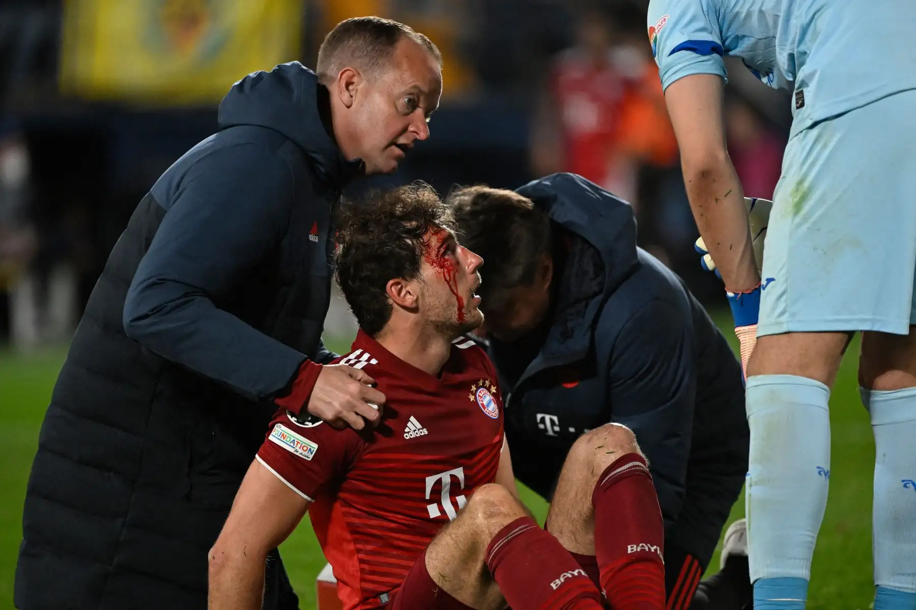 El centrocampista alemán del Bayern de Múnich, Leon Goretzka (C), recibe asistencia médica durante el partido de ida de los cuartos de final de la Liga de Campeones de la UEFA entre el Villarreal CF y el Bayern de Múnich en el estadio La Cerámica de Vila-real el 6 de abril de 2022.
Foto:ANDINA/ AFP