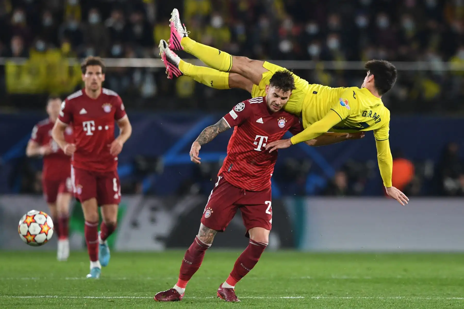 El defensa francés del Bayern de Múnich, Lucas Hernández, compite con el delantero español del Villarreal, Gerard Moreno (TOP), durante el partido de ida de los cuartos de final de la Liga de Campeones de la UEFA entre el Villarreal CF y el Bayern de Múnich en el estadio La Cerámica de Vila-real el 6 de abril de 2022.
Christof STCHE / AFPFoto:ANDINA/ AFP