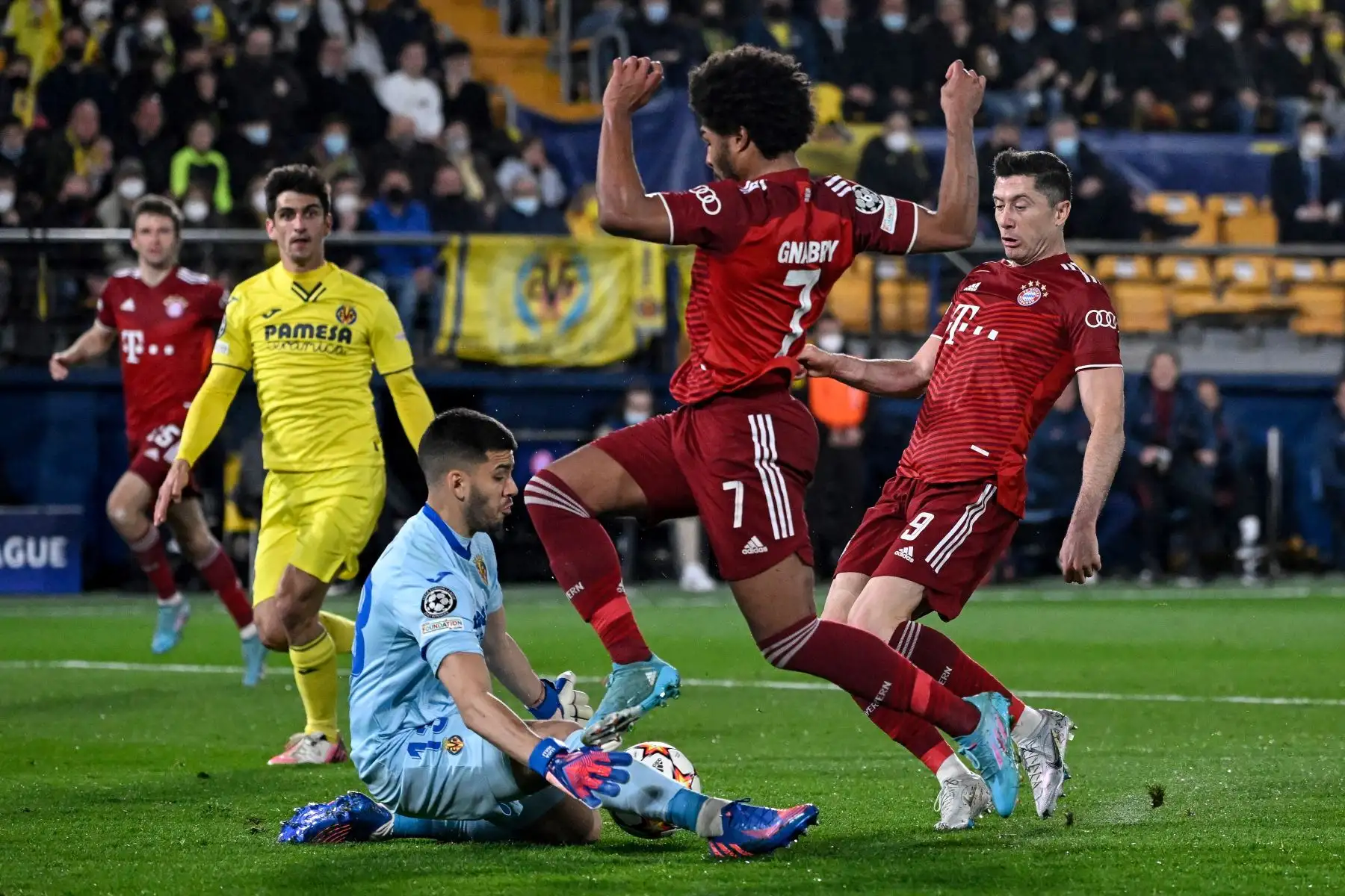 El portero argentino del Villarreal, Geronimo Rulli, lucha por el balón con el centrocampista alemán del Bayern de Múnich, Serge Gnabry, y el delantero polaco del Bayern de Múnich, Robert Lewandowski, durante el partido de ida de los cuartos de final de la Liga de Campeones de la UEFA entre el Villarreal CF y el Bayern de Múnich en el estadio La Ceramica de Vila -real el 6 de abril de 2022.
Foto:ANDINA/ AFP