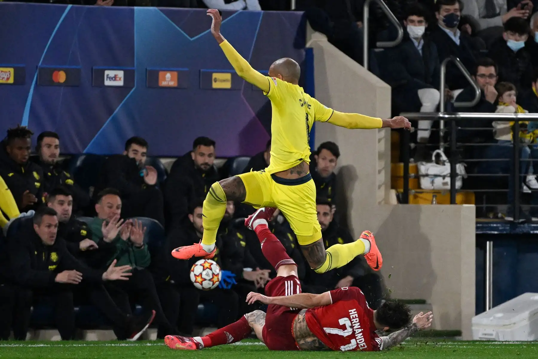 El centrocampista francés del Villarreal, Etienne Capoue (Top), lucha por el balón con el defensa francés del Bayern de Múnich, Lucas Hernández, durante el partido de ida de los cuartos de final de la Liga de Campeones de la UEFA entre el Villarreal CF y el Bayern de Múnich en el estadio La Ceramica de Vila-real el 6 de abril de 2022.
Foto:ANDINA/ AFP