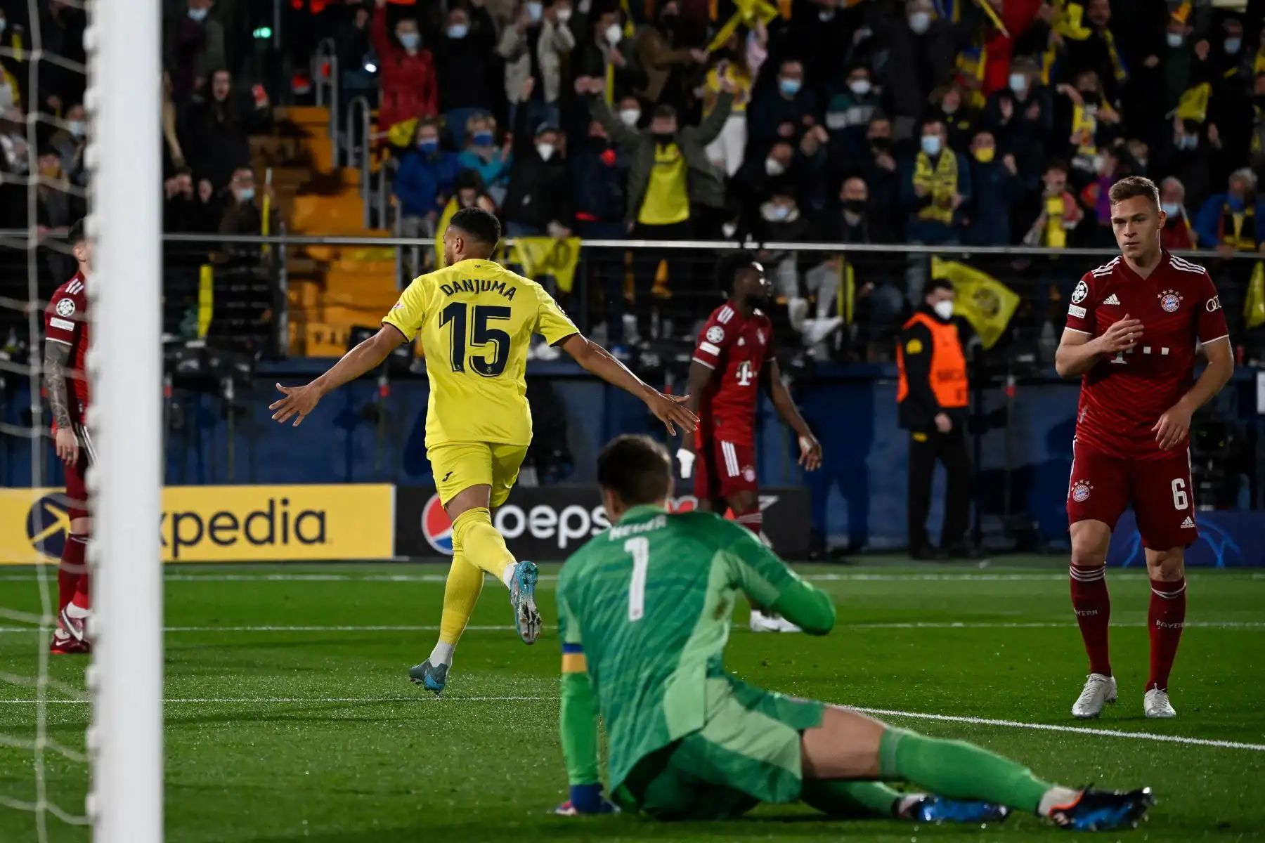 El centrocampista holandés del Villarreal, Arnaut Danjuma Groeneveld (centro), celebra después de marcar el primer gol de su equipo durante el partido de ida de los cuartos de final de la Liga de Campeones de la UEFA. Foto:ANDINA/ AFP