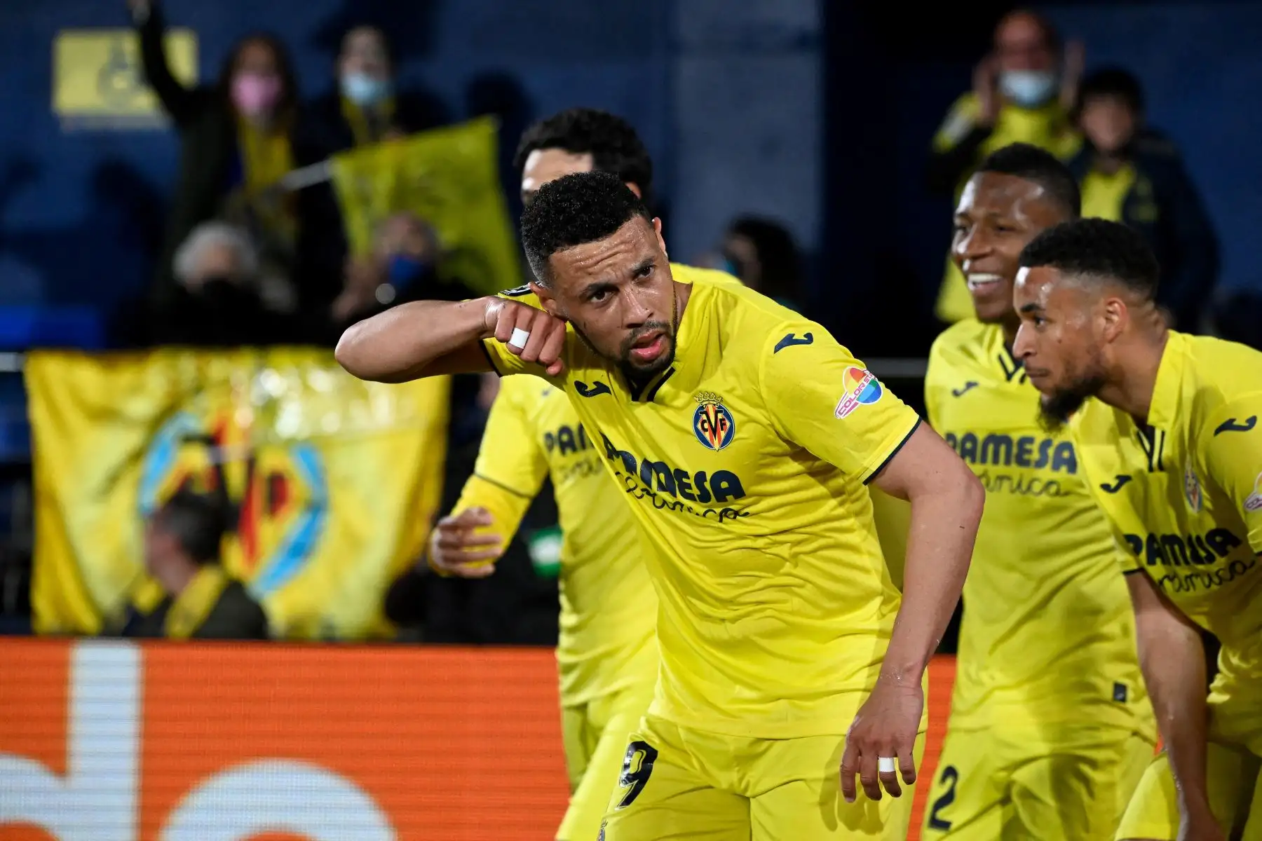 El mediocampista francés del Villarreal, Francis Coquelin, celebra (L) después de marcar un gol que luego fue anulado durante el partido de ida de los cuartos de final de la Liga de Campeones de la UEFA.
Foto:ANDINA/ AFP