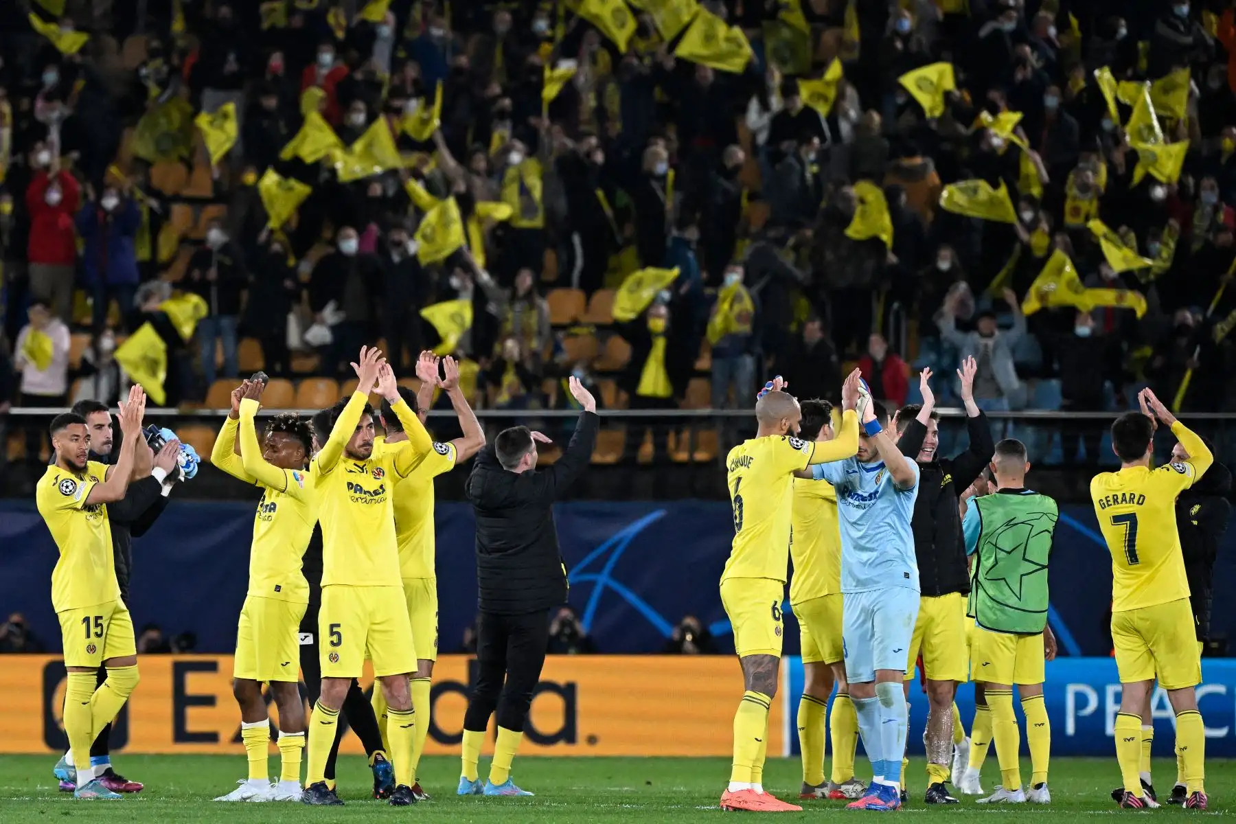 Los jugadores del Villareal celebran al final del partido de ida de los cuartos de final de la UEFA Champions League entre el Villarreal CF y el Bayern de Múnich en el estadio La Ceramica de Vila-real el 6 de abril de 2022.
Foto:ANDINA/ AFP