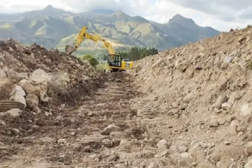 Con maquinaria pesada del Programa Nuestras Ciudades se intervino en el sector de Churquina, donde se retiraron más de 15,000 metros cúbicos de material excedente, como piedras, lodo y maleza.