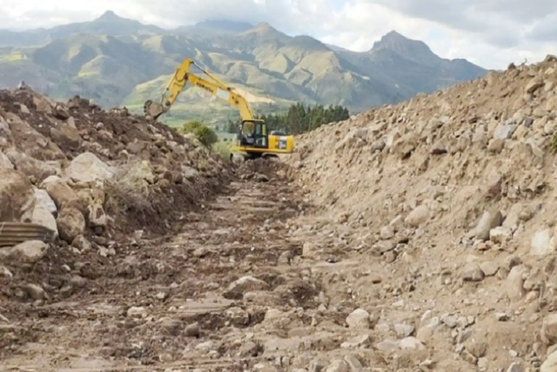 Con maquinaria pesada del Programa Nuestras Ciudades se intervino en el sector de Churquina, donde se retiraron más de 15,000 metros cúbicos de material excedente, como piedras, lodo y maleza.