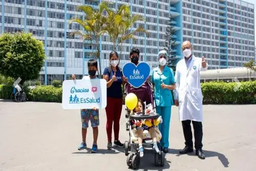 El pequeño Joseph recibió el alta médica definitiva en medio de los aplausos y vivas de los médicos tratantes y del personal asistencial que tuvo a su cargo la atención.