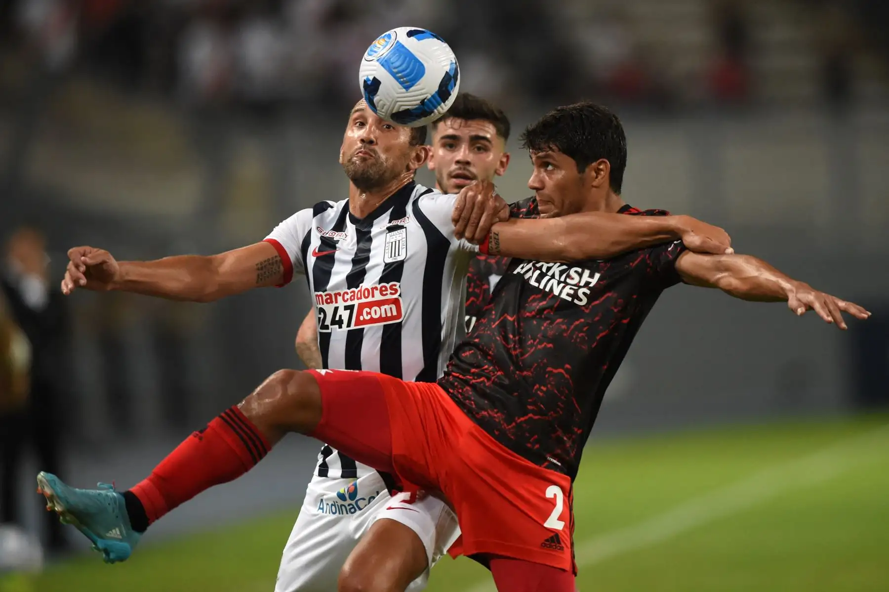 El argentino Hernán Barcos (izquierda) de Alianza Lima de Perú y el paraguayo Robert Rojas (derecha) de River Plate de Argentina compiten por el balón durante el partido de ida de la fase de grupos de la Copa Libertadores en el Estadio Nacional de Lima, el 6 de abril de 2022.
Foto:ANDINA/ AFP