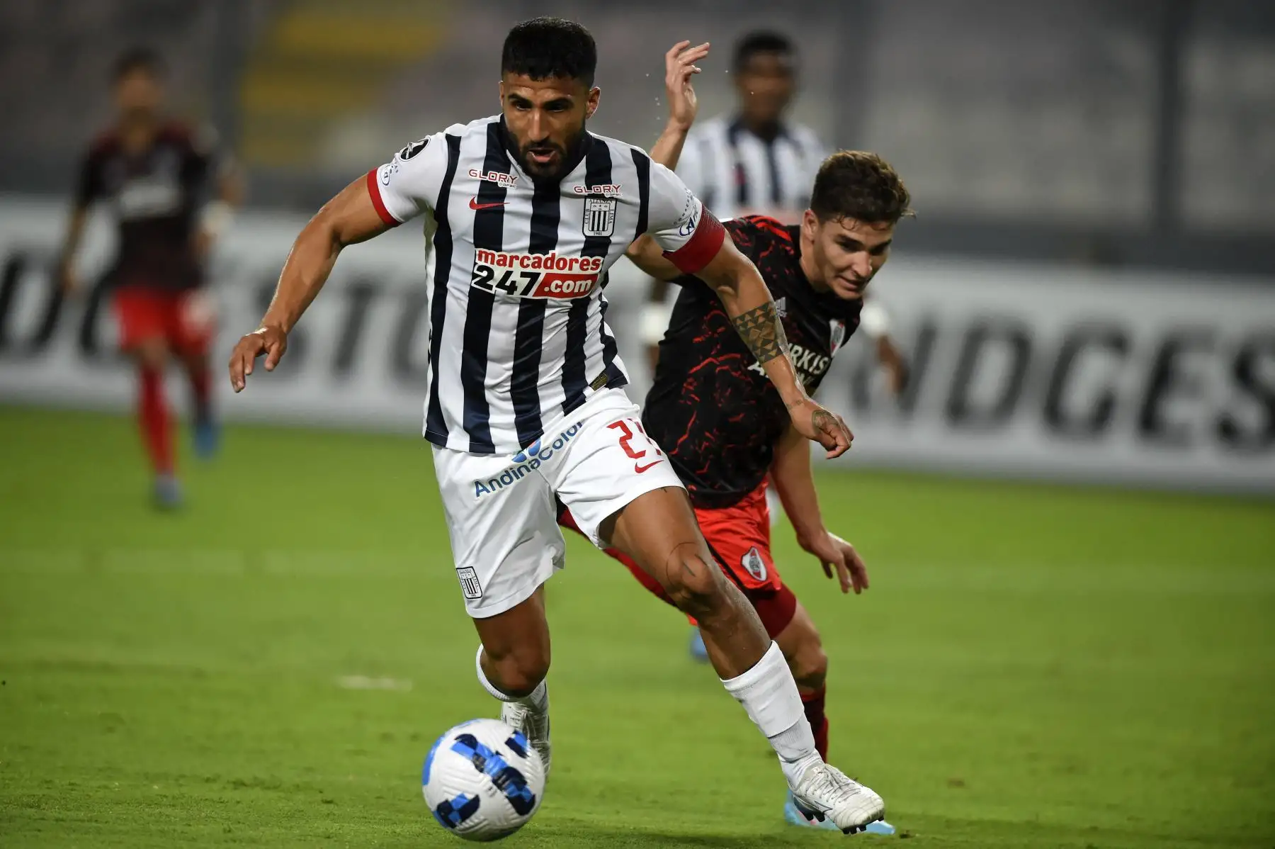 Josepmir Ballon (izquierda) de Alianza Lima de Perú y Julián Álvarez (derecha) de River Plate de Argentina compiten por el balón durante el partido de ida de la fase de grupos de la Copa Libertadores en el Estadio Nacional de Lima, el 6 de abril de 2022.
Foto:ANDINA/ AFP