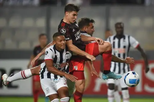 Alianza Lima no pudo con la fortaleza y velocidad de River Plate. Foto: AFP