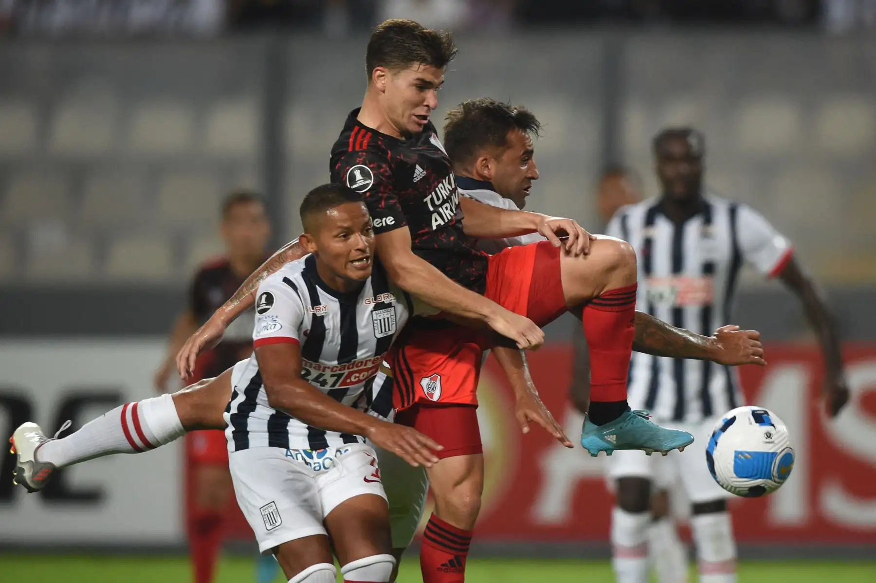 Yordi Vilchez (izquierda) de Alianza Lima de Perú y Julián Álvarez de River Plate de Argentina compiten por el balón durante el partido de ida de la fase de grupos de la Copa Libertadores en el Estadio Nacional de Lima, el 6 de abril de 2022.
Foto:ANDINA/ AFP