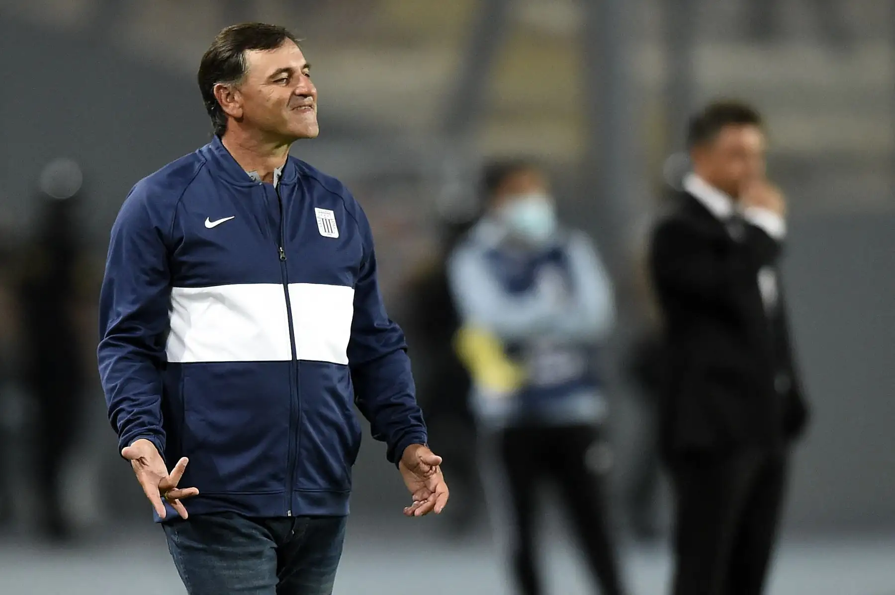 El entrenador argentino de Alianza Lima de Perú, Carlos Julio Bustos, gesticula durante el partido de ida de la fase de grupos de la Copa Libertadores entre Alianza Lima de Perú y River Plate de Argentina en el Estadio Nacional de Lima, el 6 de abril de 2022.
Foto:ANDINA/ AFP