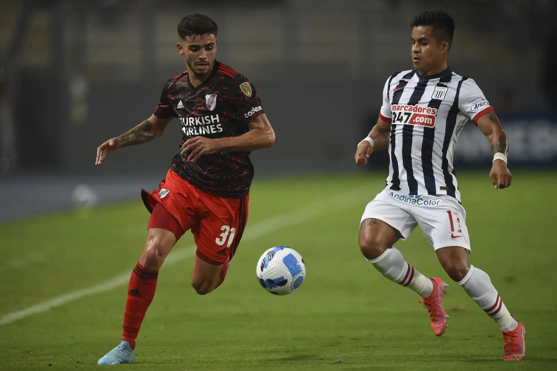El River Plate argentino Santiago Simón (L) y el Alianza Lima Ricardo Lagos (R) de Perú compiten por el balón durante el partido de ida de la fase de grupos de la Copa Libertadores en el Estadio Nacional de Lima, el 6 de abril de 2022.
Foto:ANDINA/ AFP
