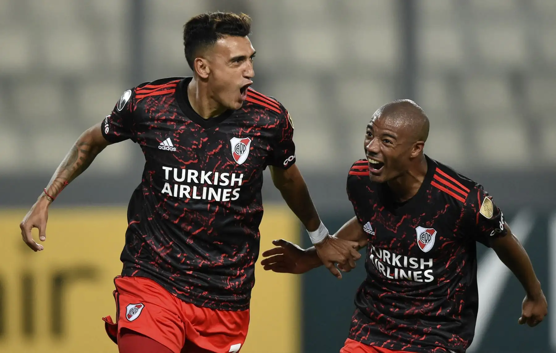 Matías Suárez (L) de River Plate de Argentina celebra después de anotar contra Alianza Lima de Perú durante el partido de ida de la fase de grupos de la Copa Libertadores en el Estadio Nacional de Lima, el 6 de abril de 2022.
Foto:ANDINA/ AFP