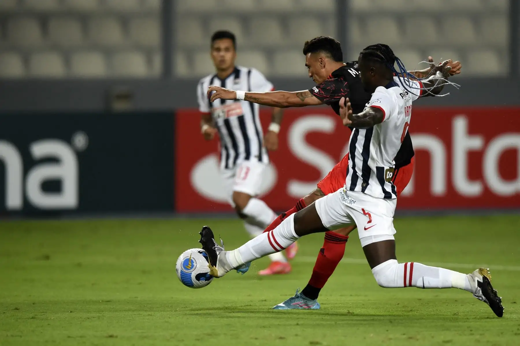 Matías Suárez, de River Plate, de Argentina, dispara para anotar contra Alianza Lima, de Perú, durante el partido de ida de la fase de grupos de la Copa Libertadores en el Estadio Nacional de Lima, el 6 de abril de 2022.
Foto:ANDINA/ AFP