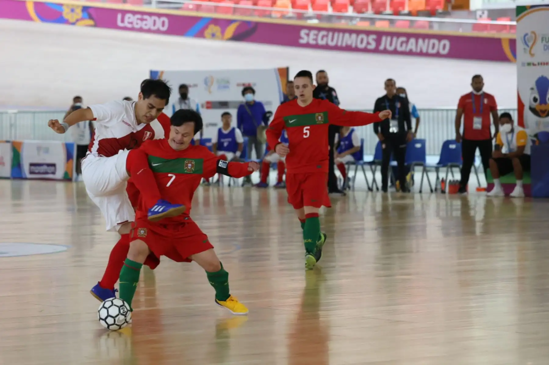 La selección peruana de Futsal Down se enfrentó hoy a la selección de Portugal en un partido por la tercera fecha de la Copa Mundial Lima 2022. Los deportistas peruanos dejaron todo en la cancha pero no lograron clasificar a la siguiente ronda. 
Foto: ANDINA/Melina Mejía