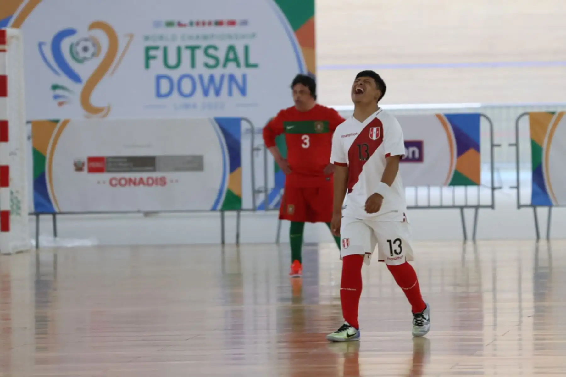 La selección peruana de Futsal Down se enfrentó hoy a la selección de Portugal en un partido por la tercera fecha de la Copa Mundial Lima 2022. Los deportistas peruanos dejaron todo en la cancha pero no lograron clasificar a la siguiente ronda. 
Foto: ANDINA/Melina Mejía
