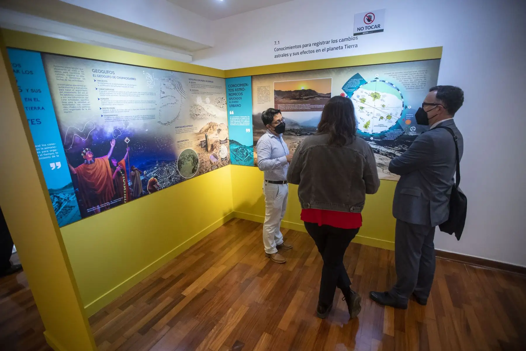 La muestra museográfica, que transmite los valores sociales y culturales de Caral, se inauguraró hoy en el Palacio Municipal y de la Cultura de San Isidro, ubicado en la Calle Los Incas 270, El Olivar, y estará hasta el 29 de mayo. El ingreso es gratuito y estará abierto de lunes a domingo, de 9:00 a. m. a 5:00 p. m. Foto: ANDINA/Carla Patiño