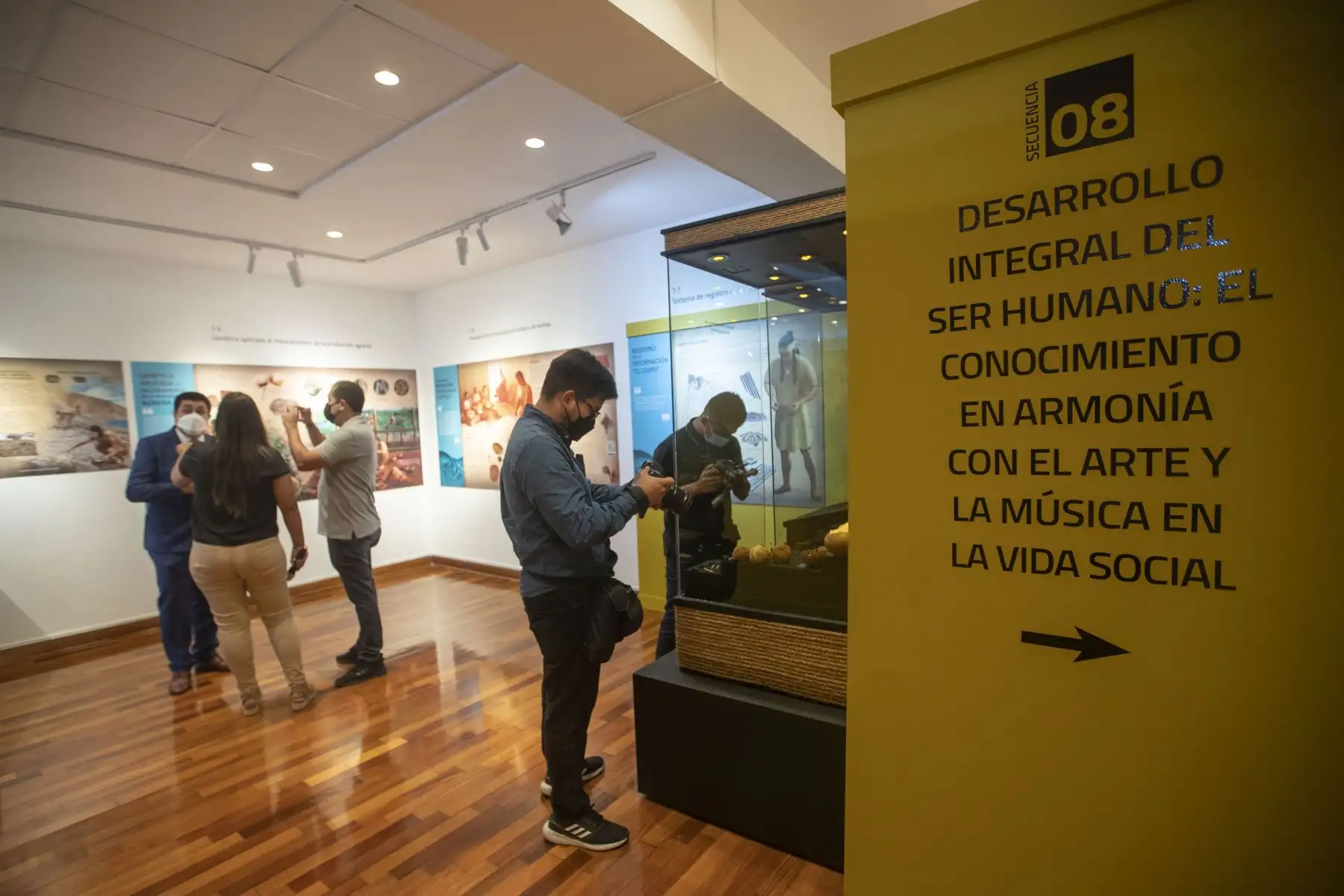 La primera parte, denominada «La vida en armonía entre los seres humanos y con la naturaleza», estará en el Palacio Municipal y de la Cultura; y la segunda parte, nombrada «Armonía entre lo cognitivo y lo emocional para lograr una vida social de bienestar común» podrá ser apreciado en el Centro Cultural El Olivar. Foto: ANDINA/Carla Patiño
