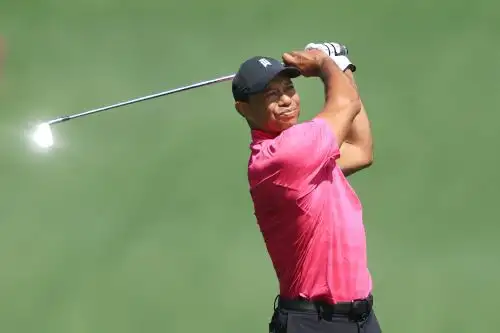 A sus 46 años, y tras una decena de cirugías de espalda y rodilla, pocos esperaban que Woods estuviera de vuelta para competir en el primer Grand Slam del año. Foto: AFP