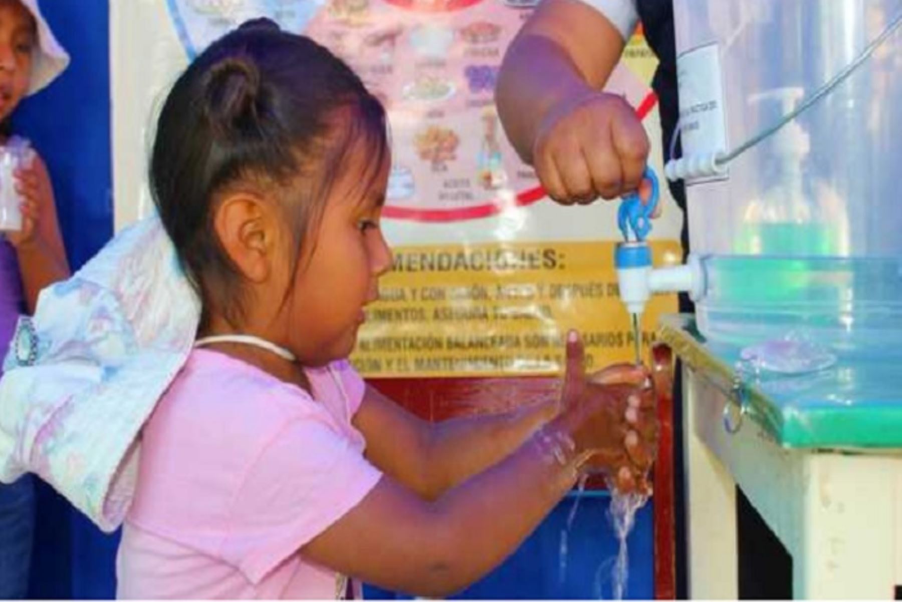 El Minsa recomienda ayudar a los niños a lavarse las manos después de ir al baño, toser y estornudar.