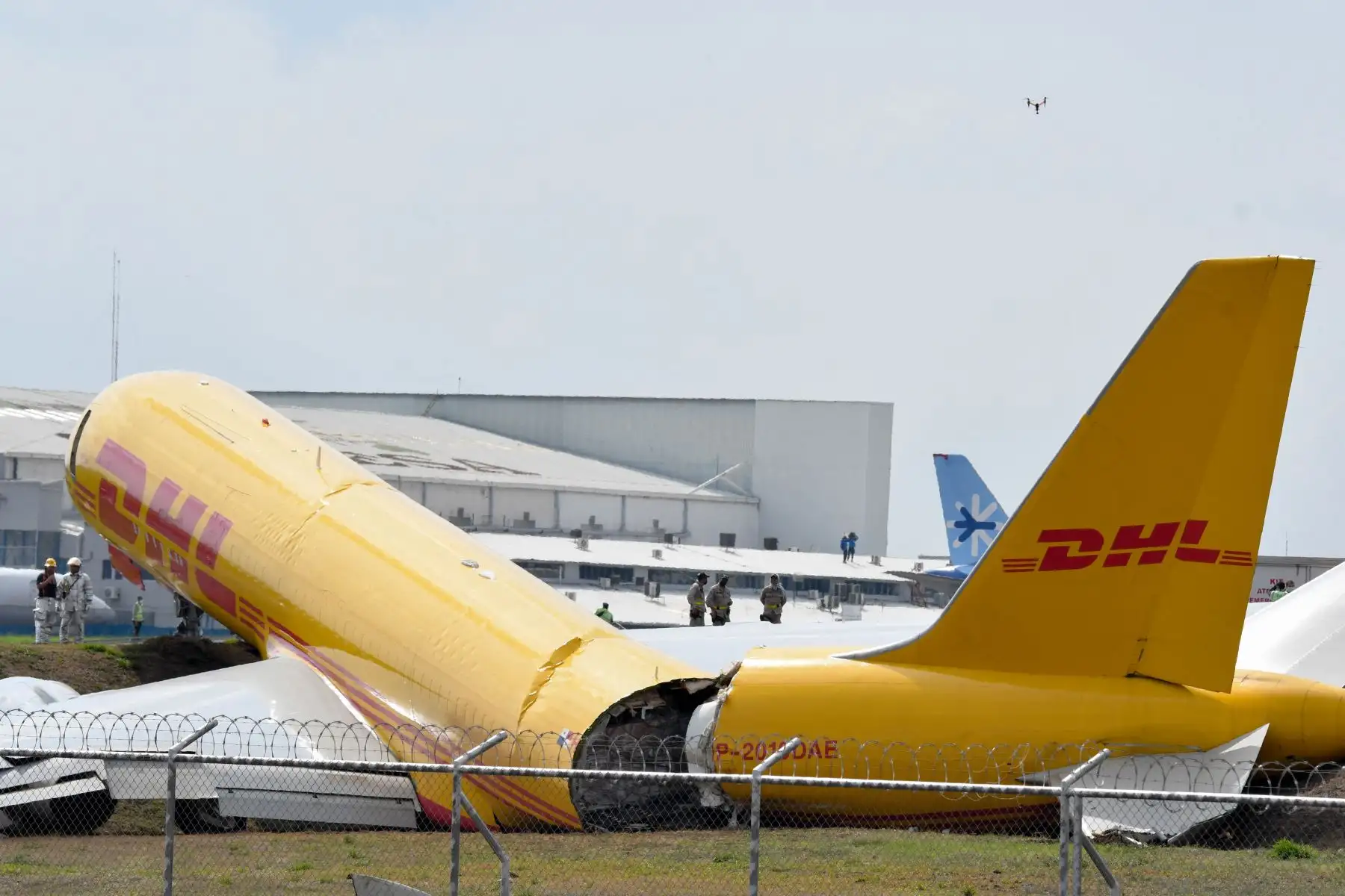 Avión de carga de DHL después de un aterrizaje de emergencia en el aeropuerto internacional Juan Santa María debido a un problema mecánico.Los dos tripulantes a bordo del avión resultaron ilesos. Foto: AFP