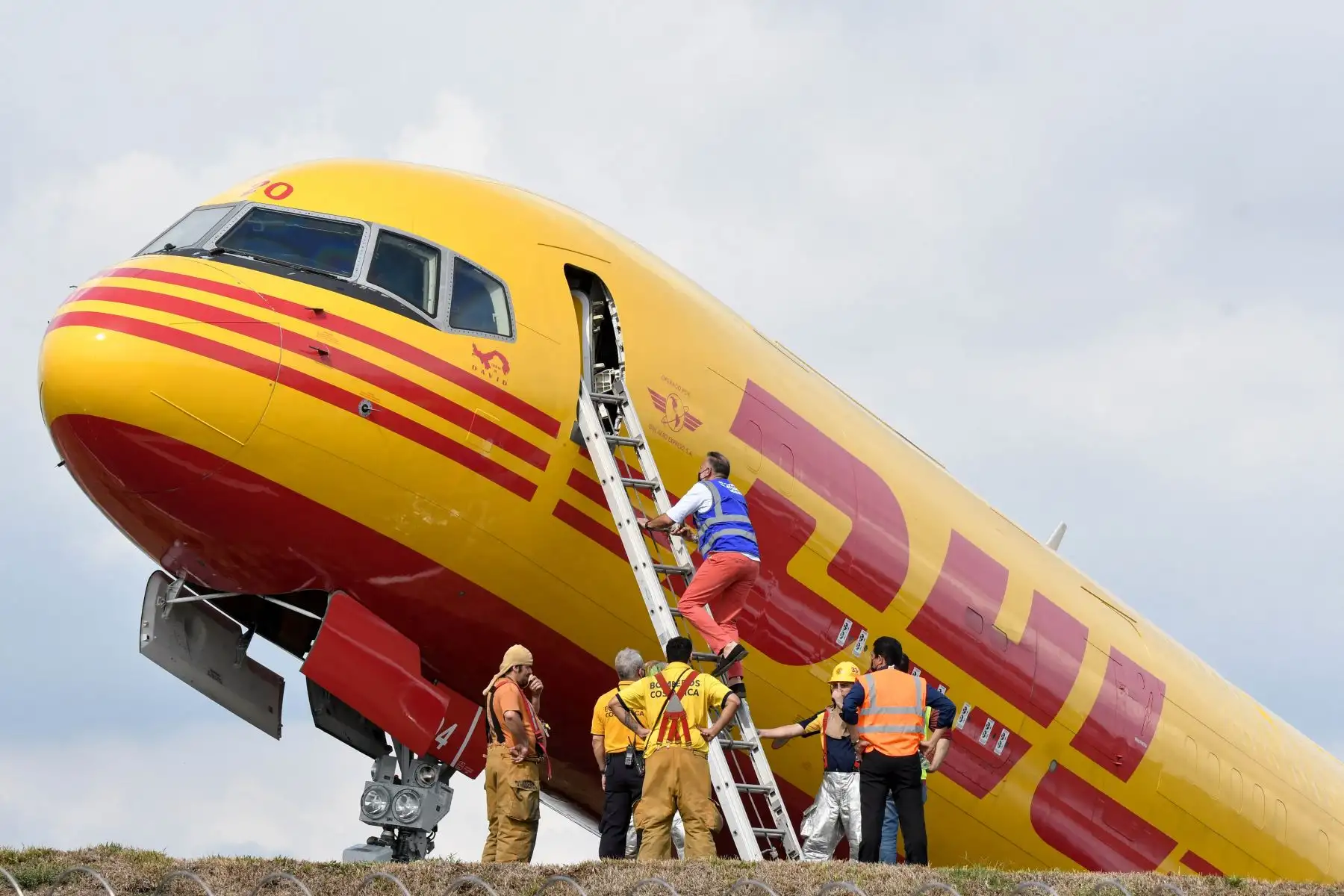 Avión de carga de DHL después de un aterrizaje de emergencia en el aeropuerto internacional Juan Santa María debido a un problema mecánico.Los dos tripulantes a bordo del avión resultaron ilesos. Foto: AFP