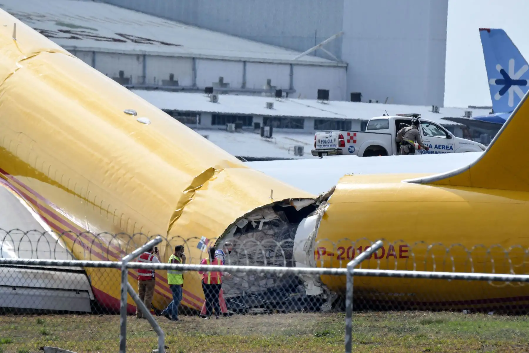 Avión de carga de DHL después de un aterrizaje de emergencia en el aeropuerto internacional Juan Santa María debido a un problema mecánico.Los dos tripulantes a bordo del avión resultaron ilesos. Foto: AFP