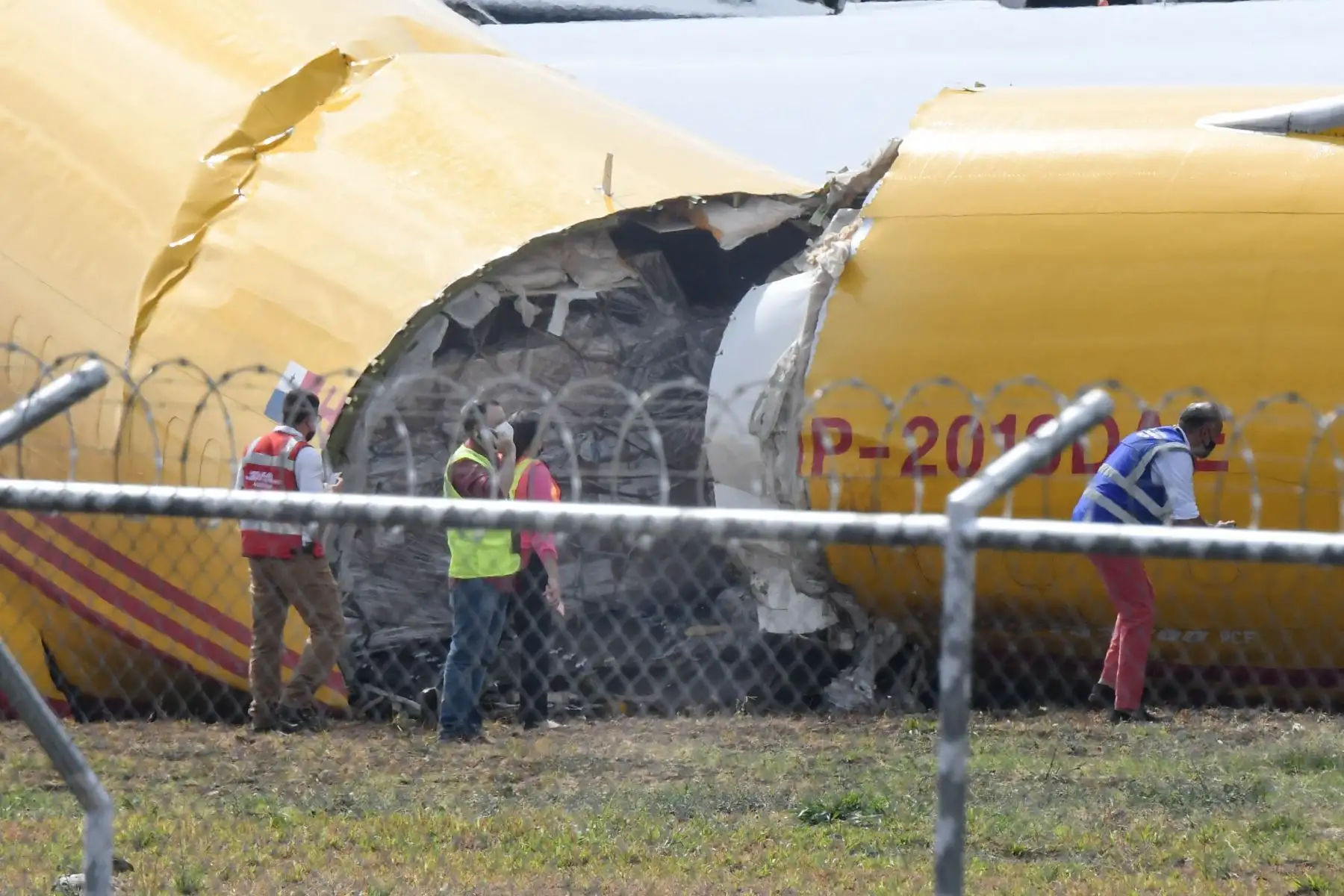 Avión de carga de DHL después de un aterrizaje de emergencia en el aeropuerto internacional Juan Santa María debido a un problema mecánico.Los dos tripulantes a bordo del avión resultaron ilesos. Foto: AFP