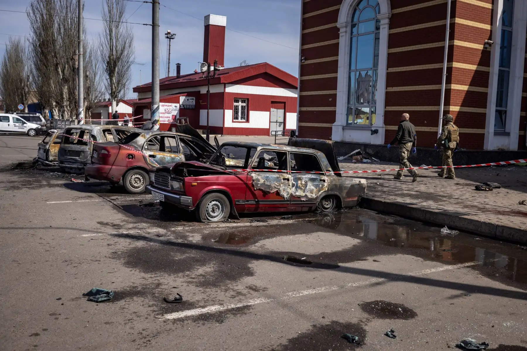 Autos calcinados se muestran afuera de una estación de tren en Kramatorsk, en el este de Ucrania, que estaba siendo utilizada para evacuaciones civiles, luego de que un ataque con cohetes matara al menos a 35 personas. Foto: AFP