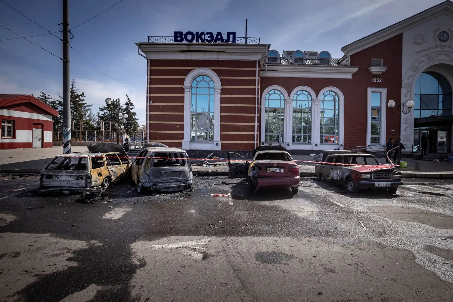 Autos calcinados se muestran afuera de una estación de tren en Kramatorsk, en el este de Ucrania, que estaba siendo utilizada para evacuaciones civiles, luego de que un ataque con cohetes matara al menos a 35 personas. Foto: AFP
