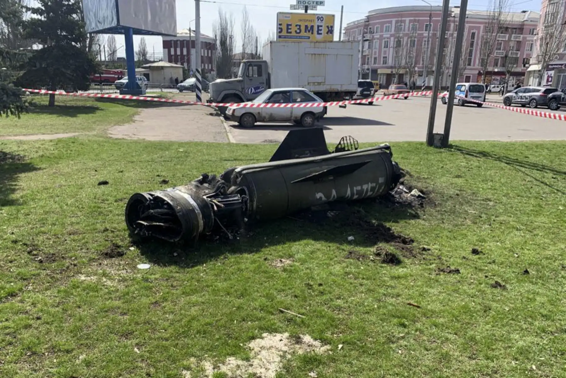 Los restos de un cohete yacen en un área de césped, después de un ataque en la estación de tren en la ciudad oriental de Kramatorsk, en Ucrania. Foto: AFP
