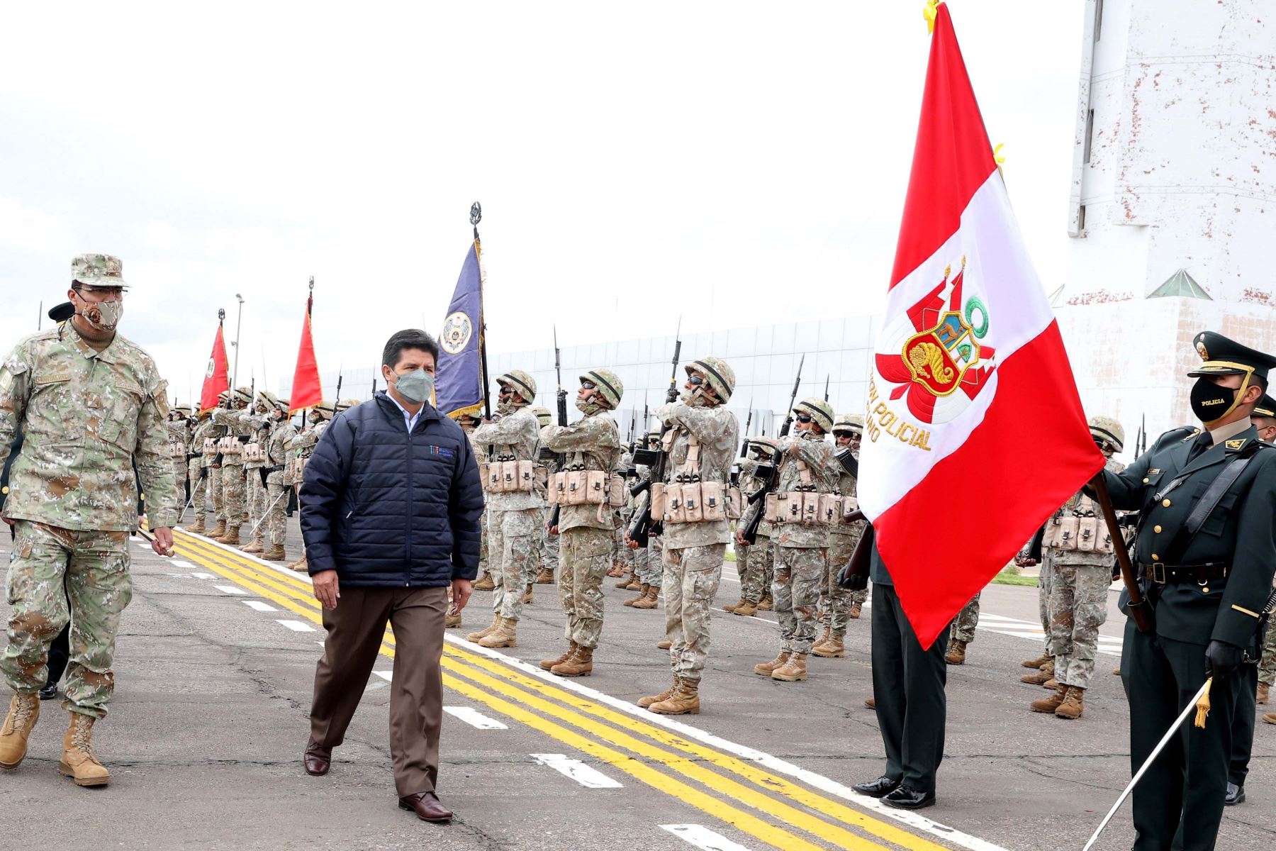Presidente Pedro Castillo recibió los honores correspondientes a su llegada a Juliaca, Puno. Foto: ANDINA/Prensa Presidencia.