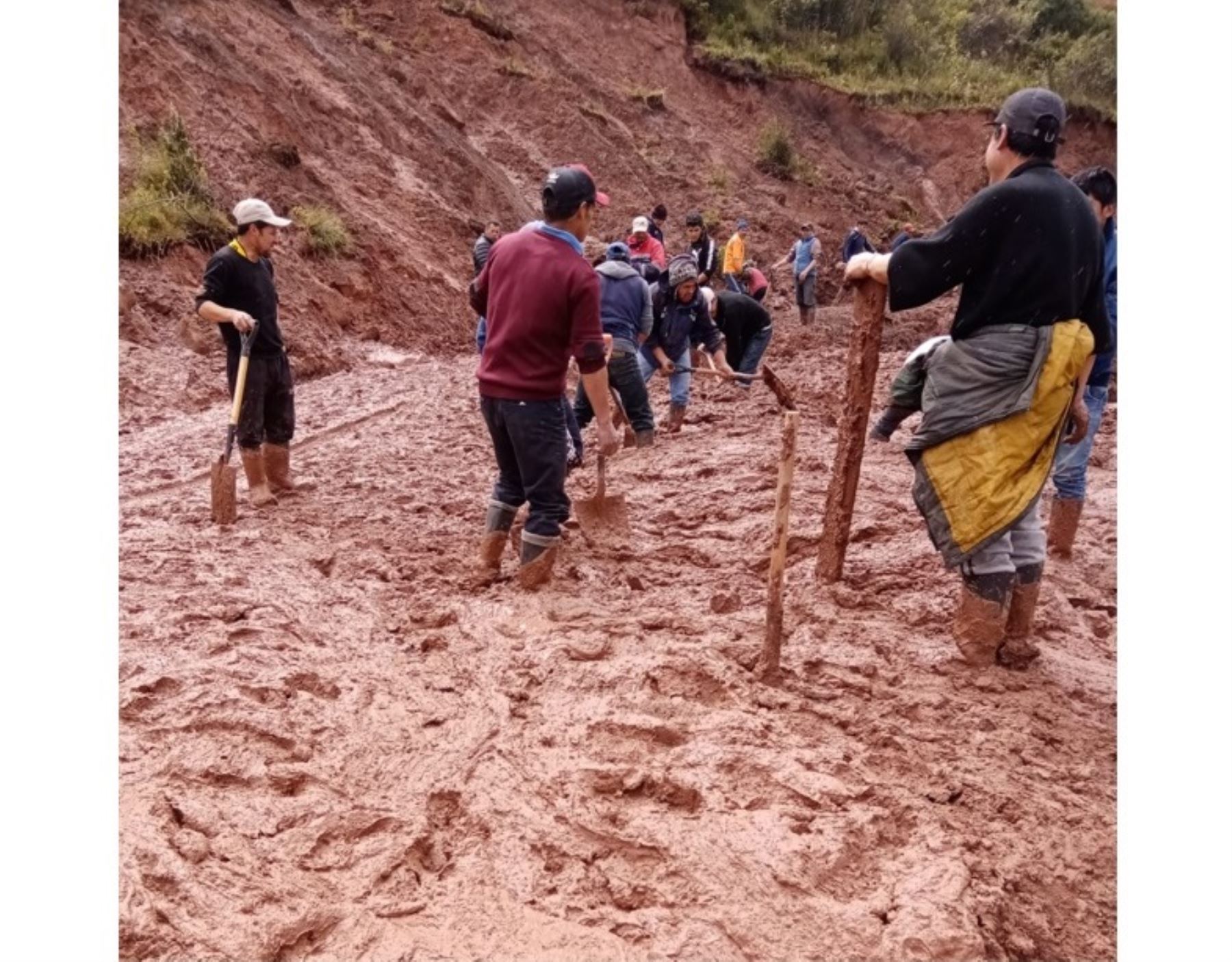 Pobladores de diversas localidades de la provincia de Bolívar, región La Libertad, se unen para limpiar la carretera afectada por lluvias armados con picos y palas. ANDINA/Difusión